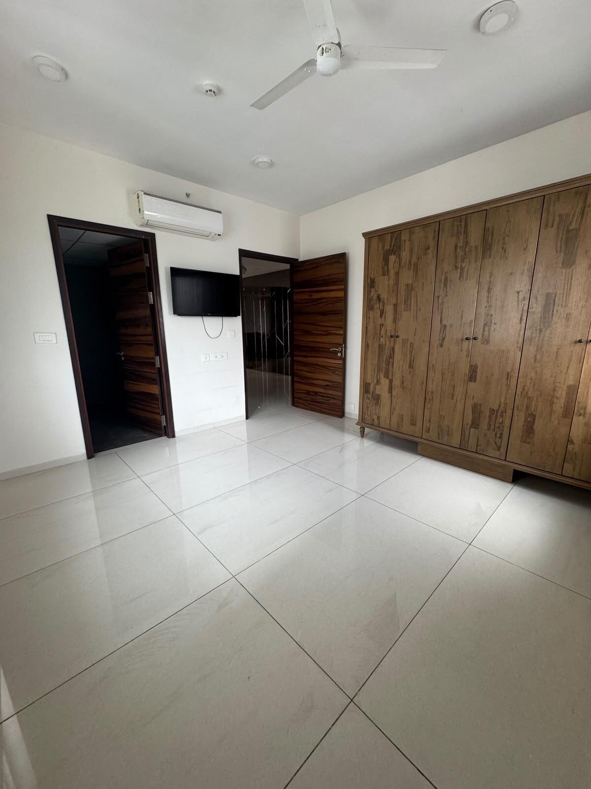 3BHK 3Baths Flat for Rent in Jayabheri The Summit, Narsingi, Hyderabad