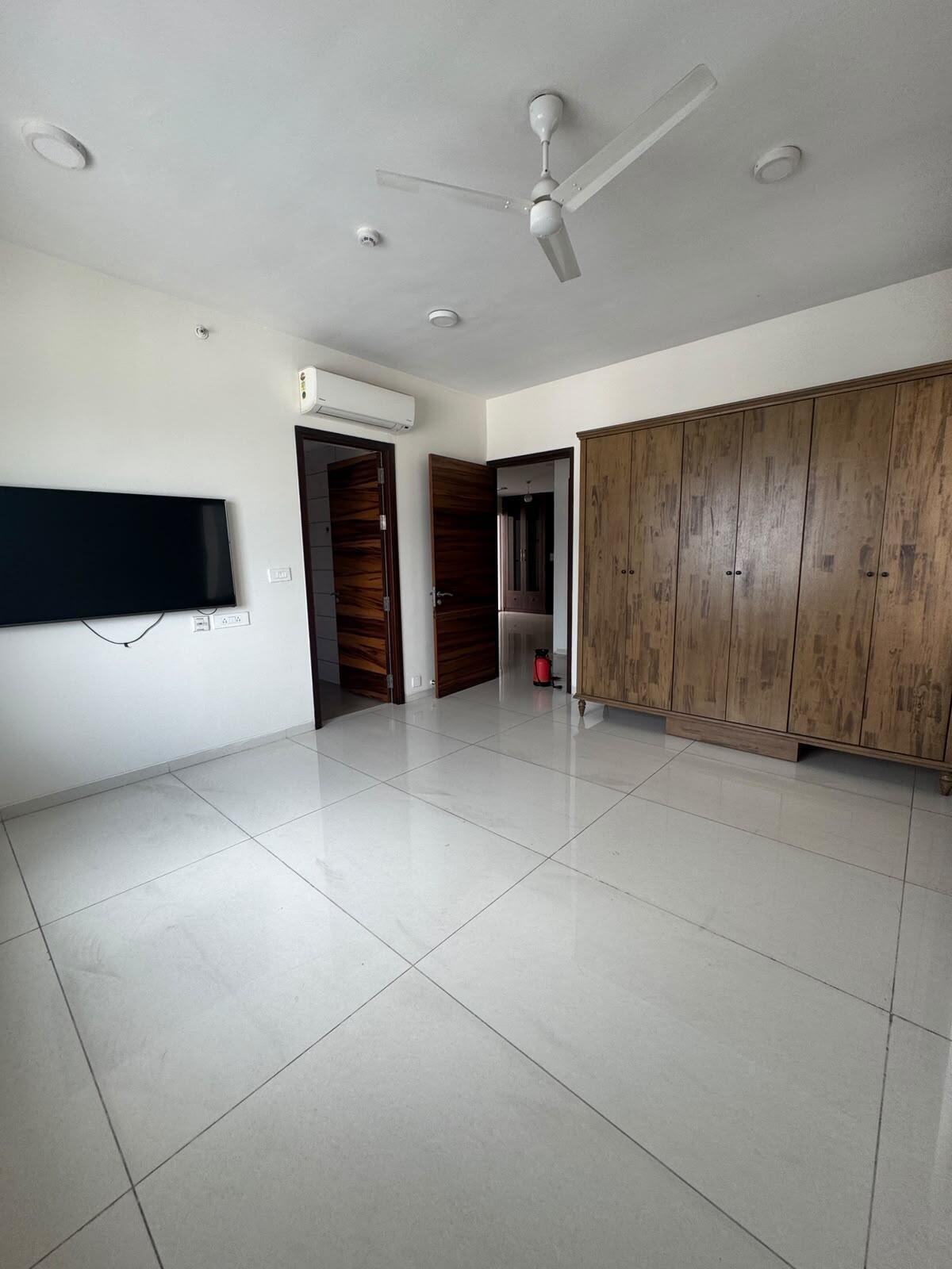 3BHK 3Baths Flat for Rent in Jayabheri The Summit, Narsingi, Hyderabad