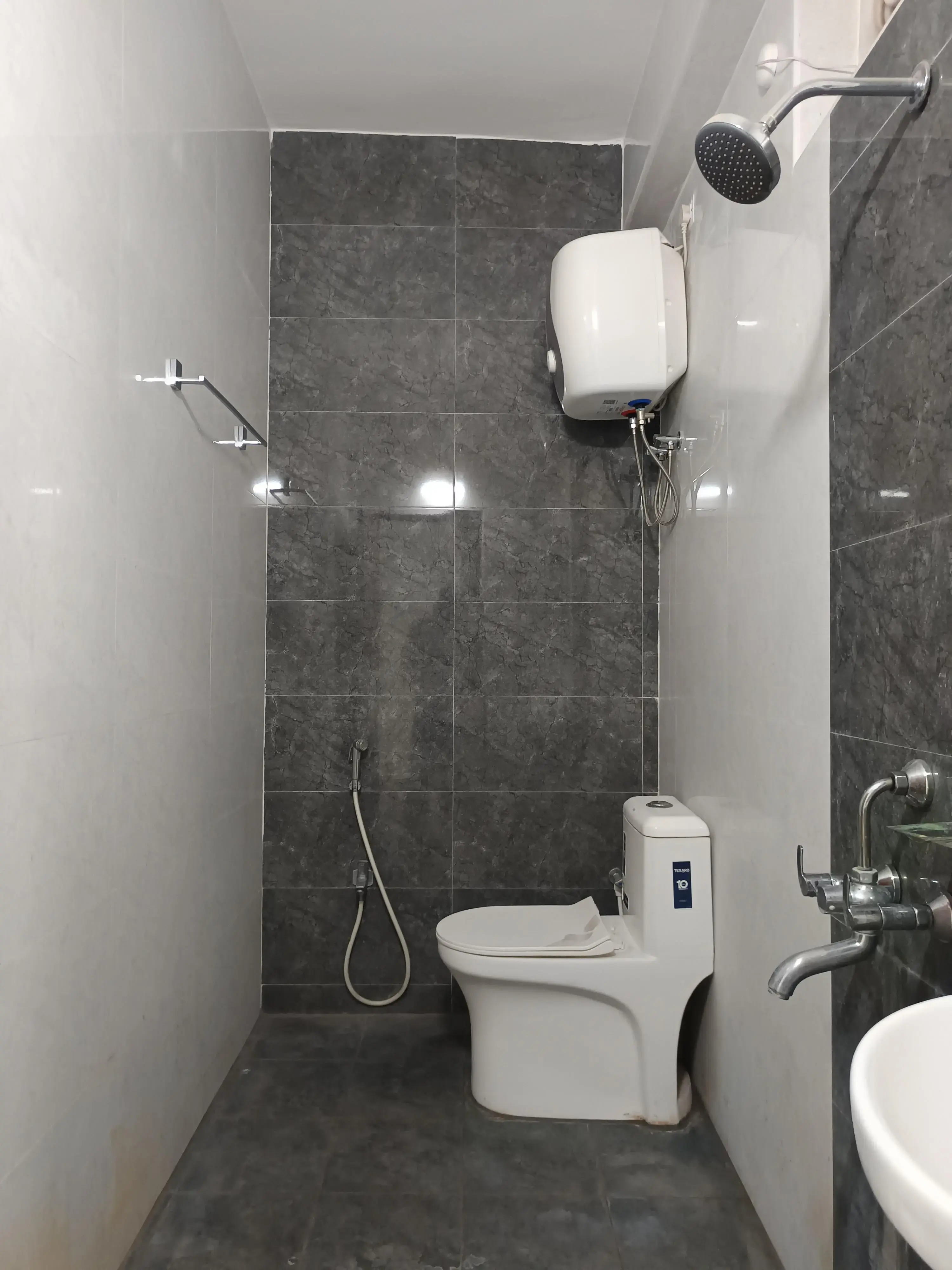 3BHK 3Baths Flat for Rent in vishwas bhavani heights, Masjid Banda, Kondapur